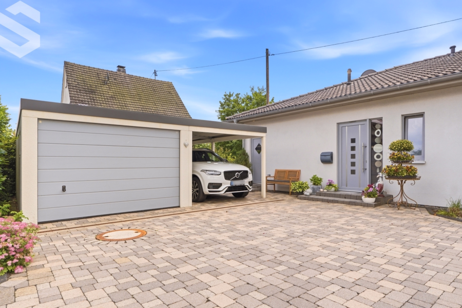 Einfahrt/Garage